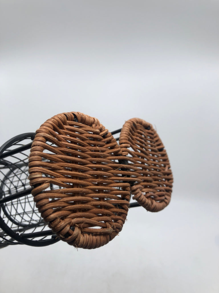 BLACK WIRE DOUBLE BOTTLE BASKET W/WOVEN BOTTOM.