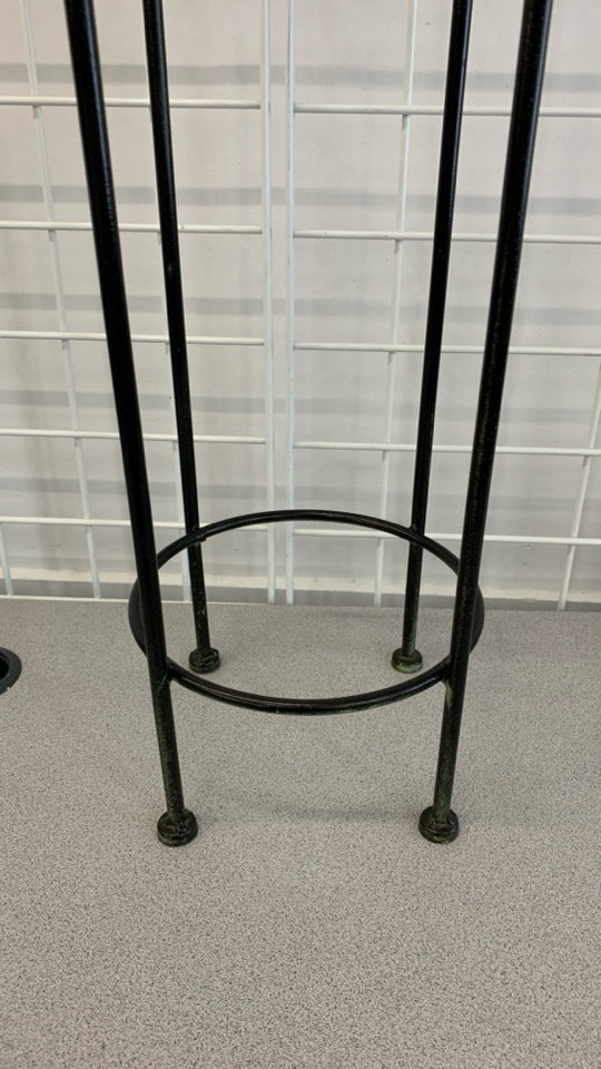 ROUND BLACK METAL PLANT STAND.