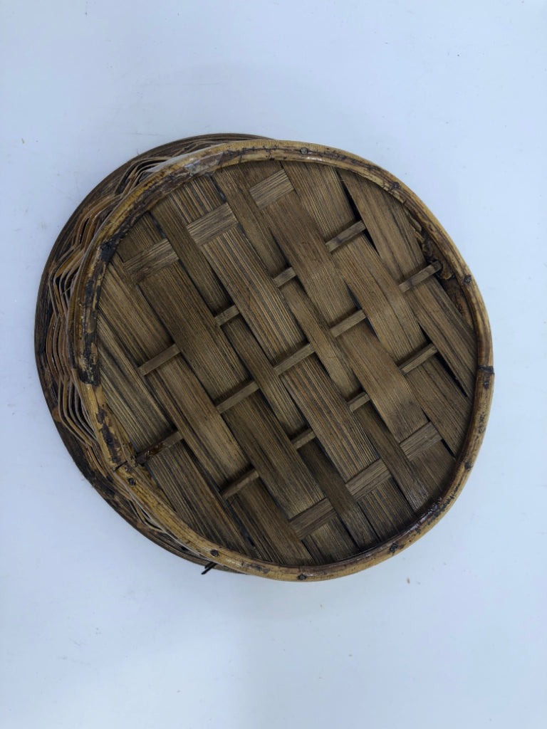 SMALL ROUND WOVEN BASKET.