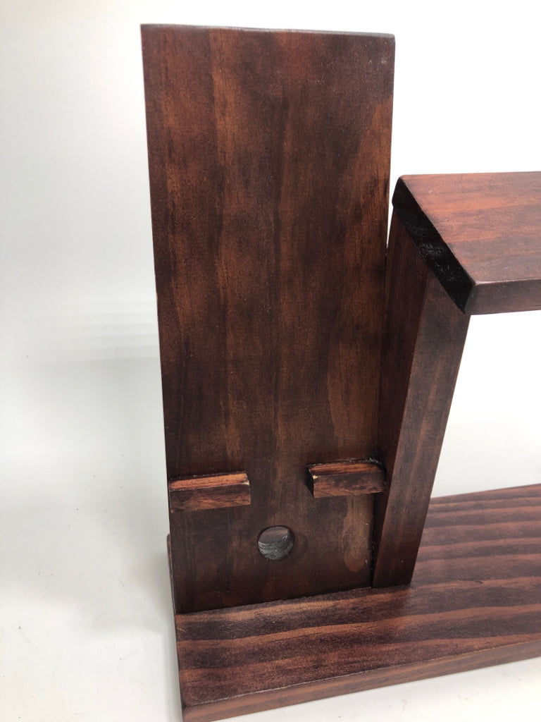 WOODEN DOCKING STATION FOR CELLPHONE.