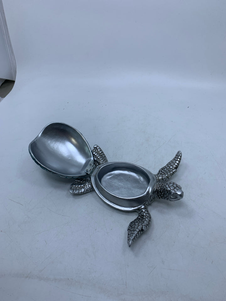 SILVER RESIN SEA TURTLE W/ LIFT UP BLUE SHELL.