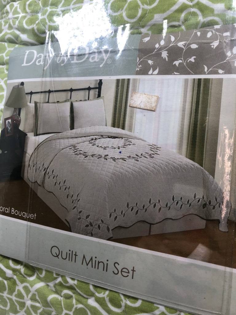 NIP TWIN SIZE GREEN FLORAL QUILT MINI SET.