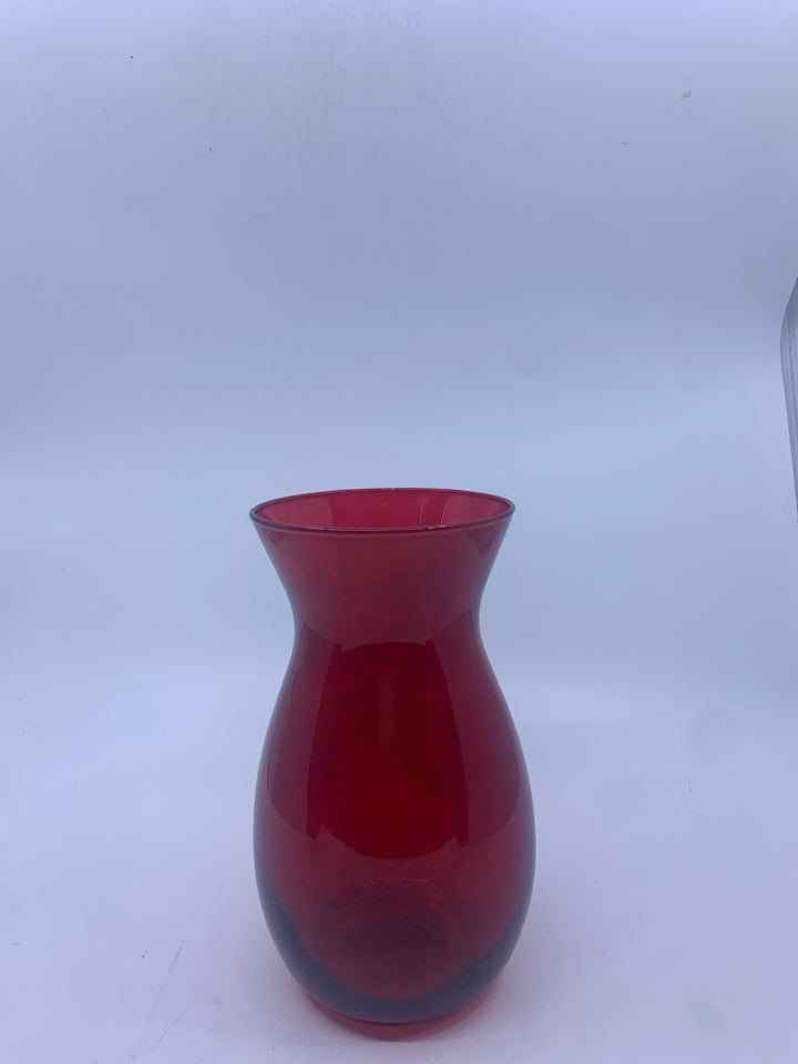 RED GLASS VASE.