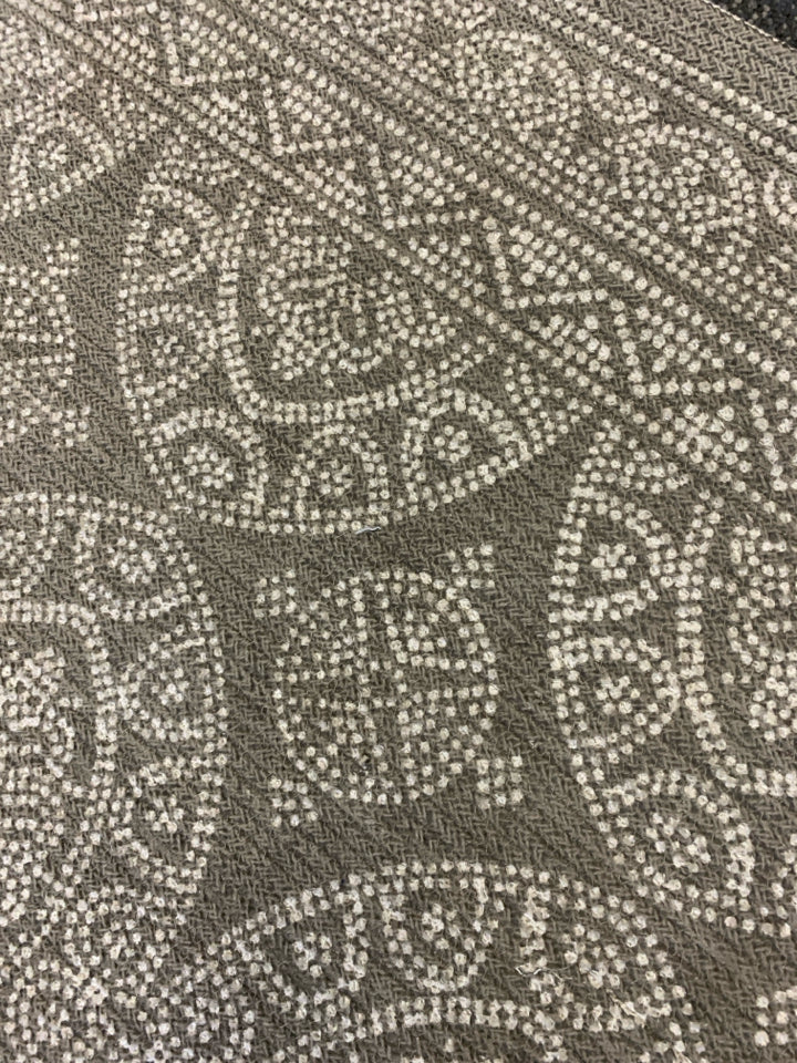 TAHARI SCATTER RUG GREY BROWN PATTERN RUG.