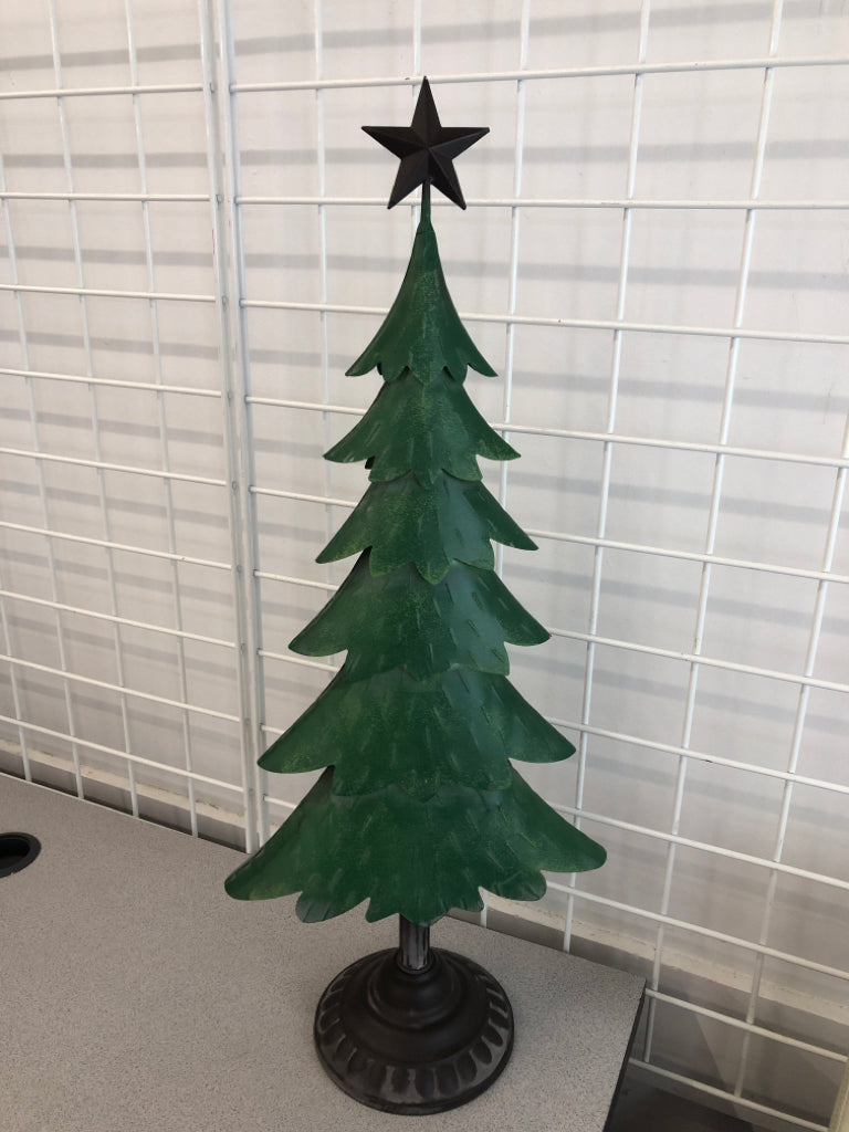 METAL CHRISTMAS TREE W/METAL BASE.