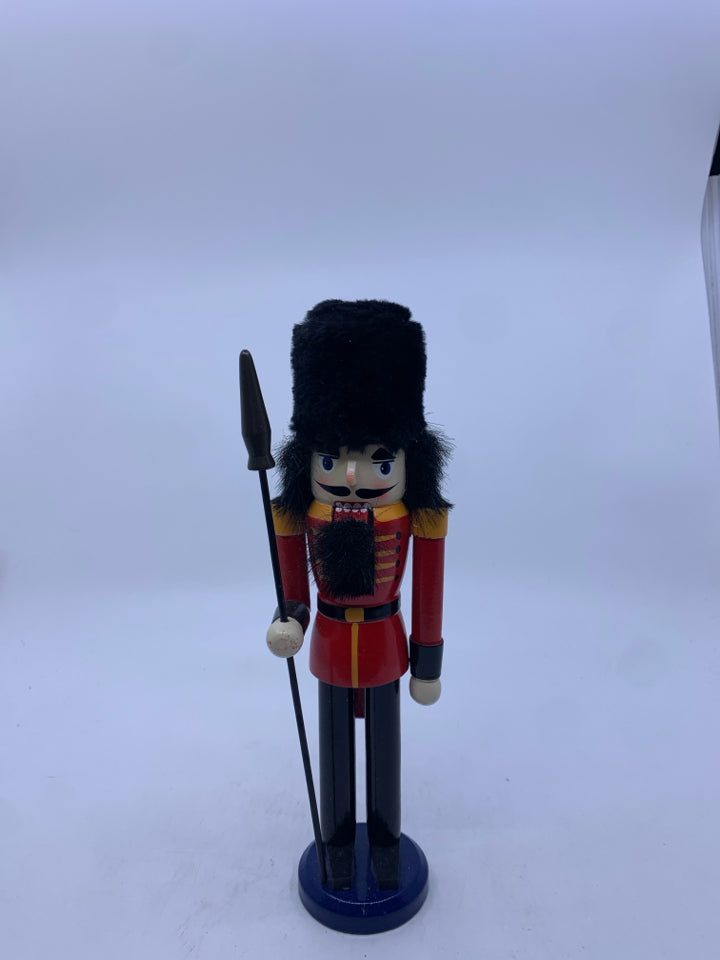 SLIM NUTCRACKER W/ STAKE+BLACK HAT.