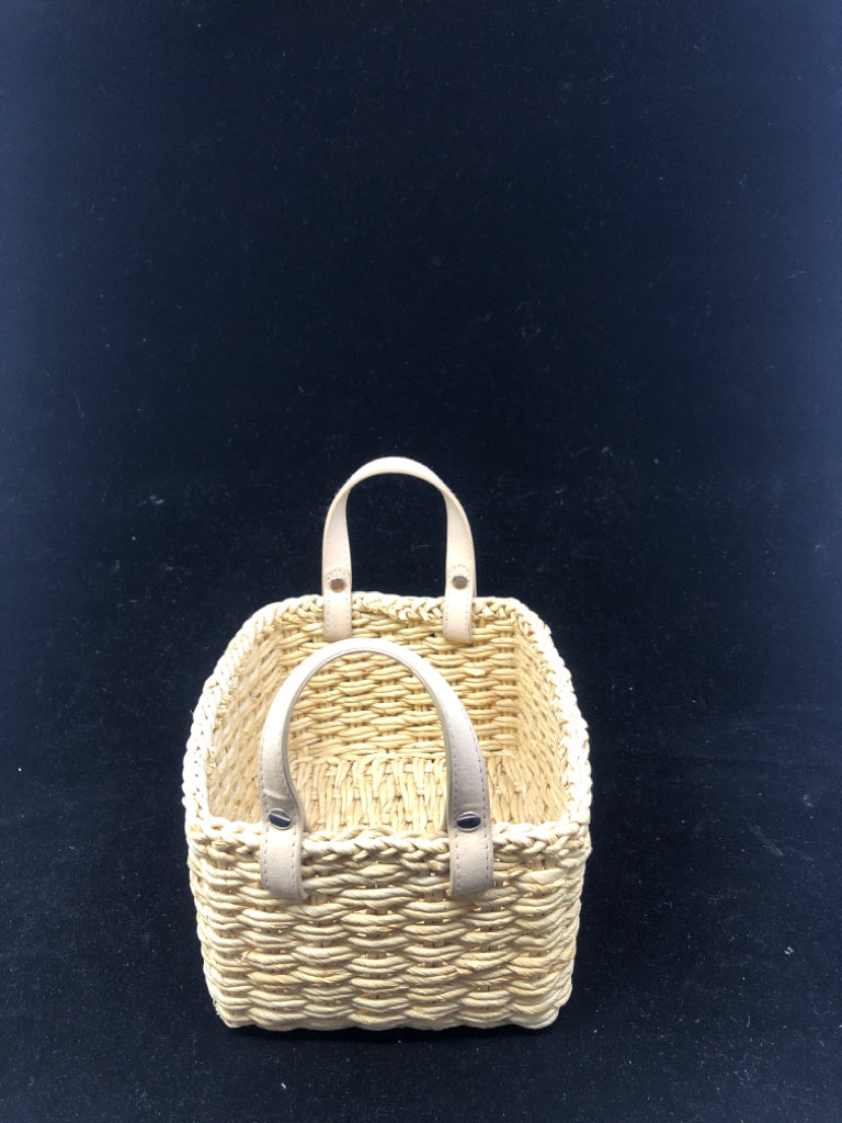 SMALL FLEXIBLE WOVEN BASKET W/ BEIGE FAUX LEATHER HANDLES.