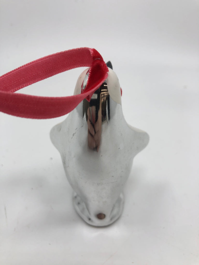 SILVER PENGUIN W/RED BOW ORNAMENT.