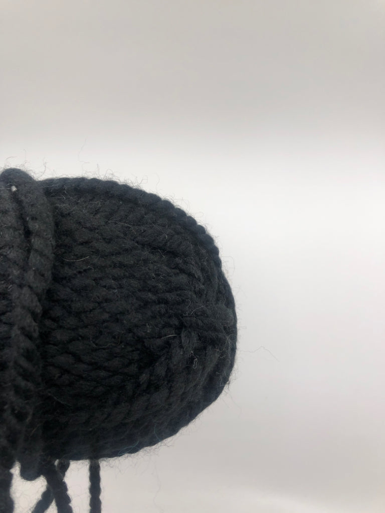 BLACK THICK WOOL YARN.
