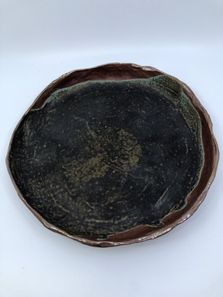 DISTRESSED BROWN POTTERY SERVING DISH W/LIP.