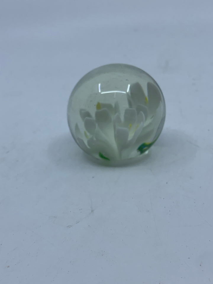 PAPER WEIGHT W WHITE FLORAL.