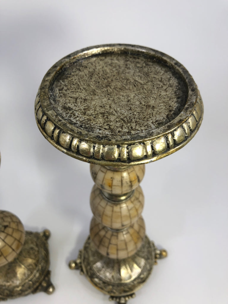 2PC CREAM&GOLD CANDLE HOLDERS W/DISTRESSED STAND.