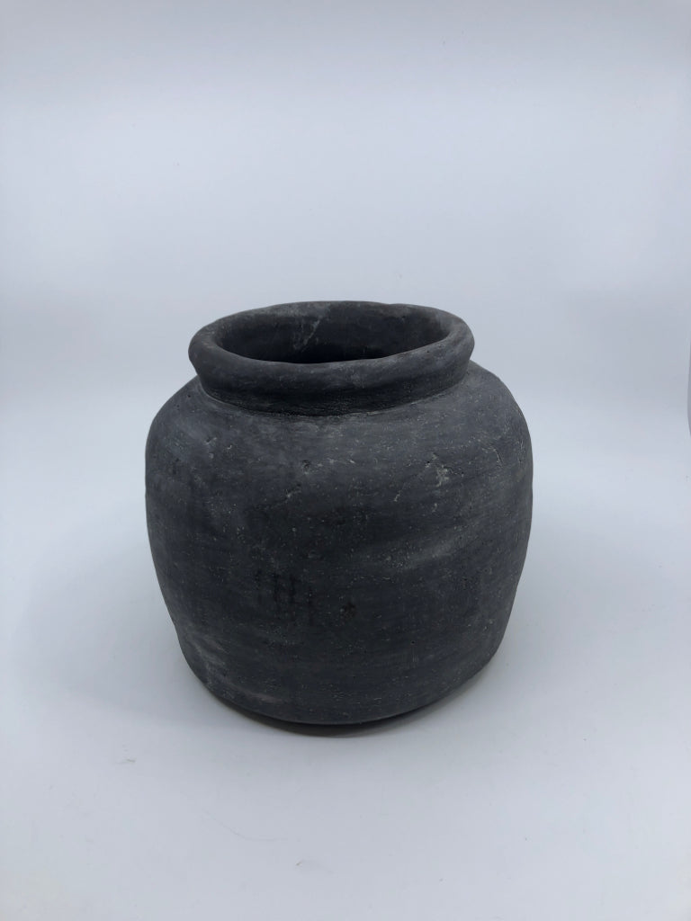 HEAVY DISTRESSED DARK GREY PLANTER.
