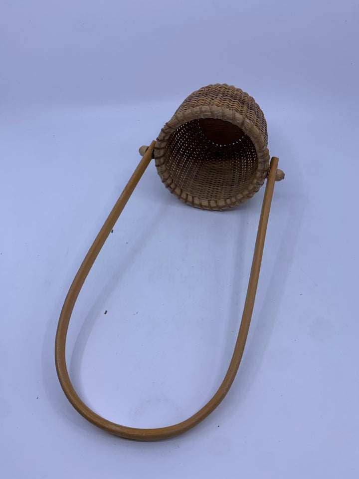 SMALL TIGHT WOVEN BASKET W HANDLE.