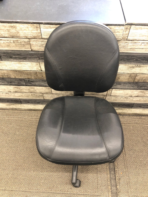 BLACK LEATHER SWIVEL OFFICE CHAIR.