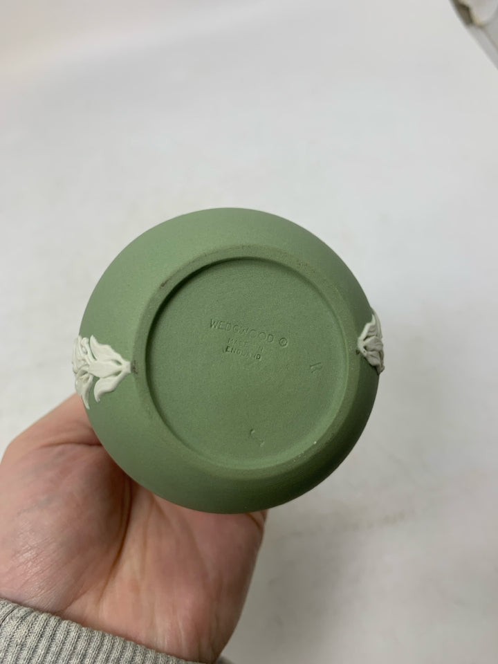 VTG JASPERWARE SHORT VASE W/ SKINNY NECK CHERUBS.
