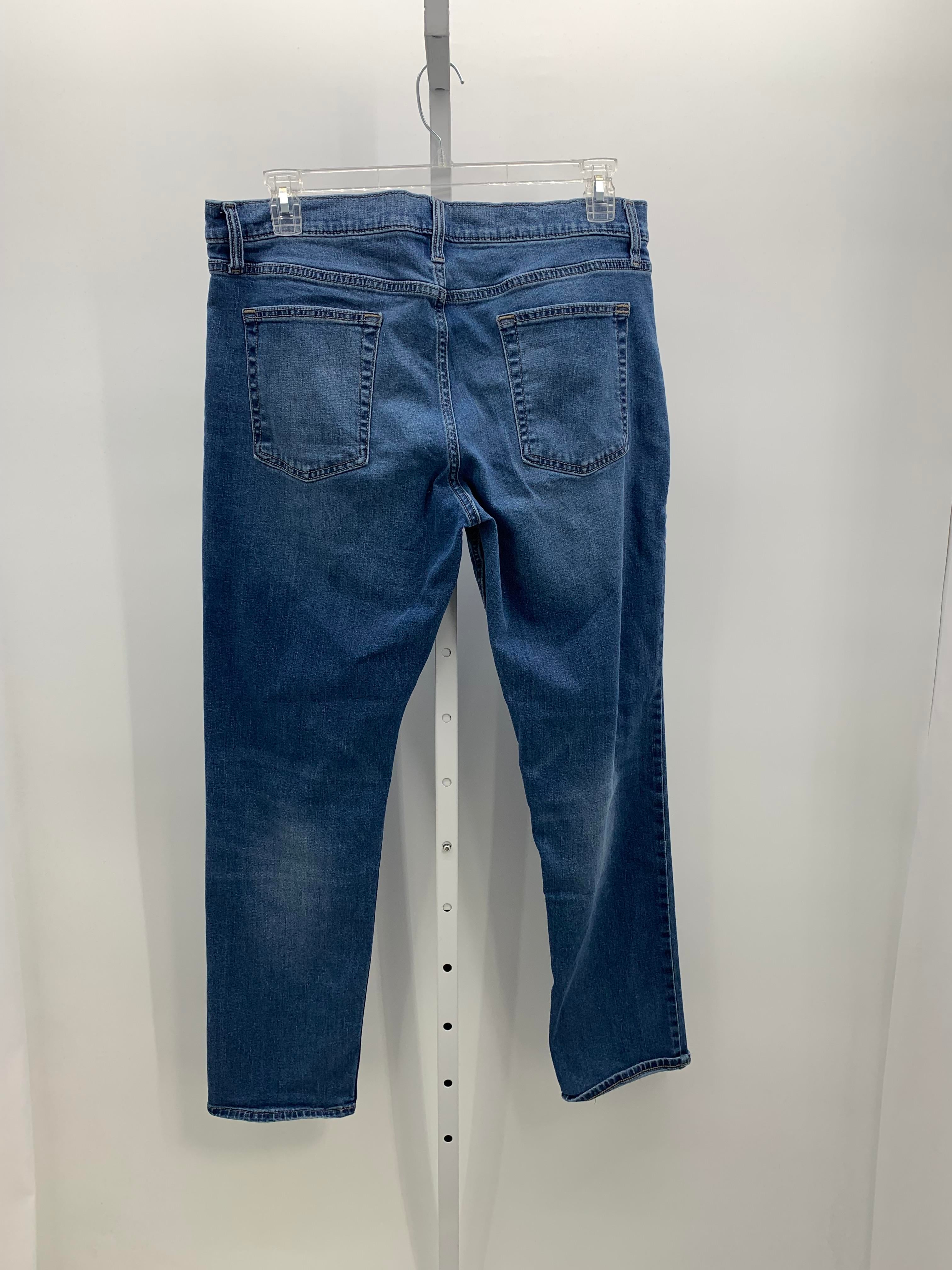 ATHLETIC FIT JEANS