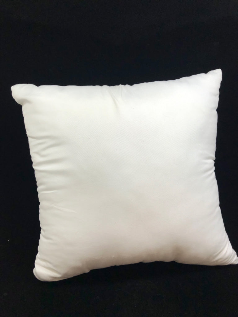 WHITE THROW PILLOW W/GEOMETRIC BLUE PATTERN.