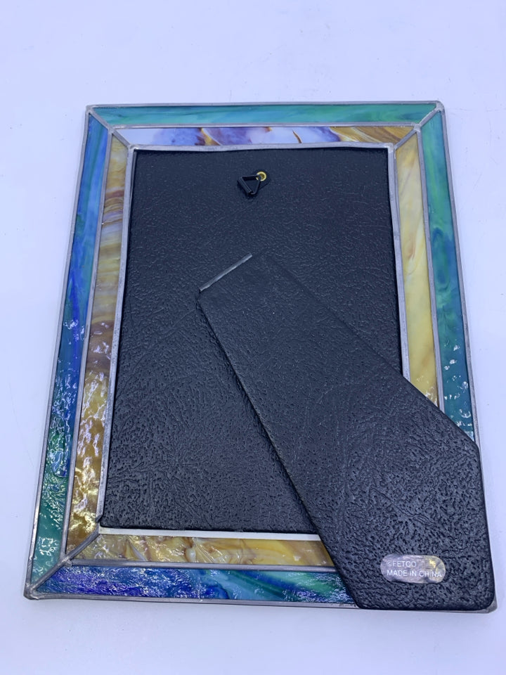 STAINED GLASS PICTURE FRAME W/ TEAL/BLUE BORDER W/ TAN/WHITE INNER.