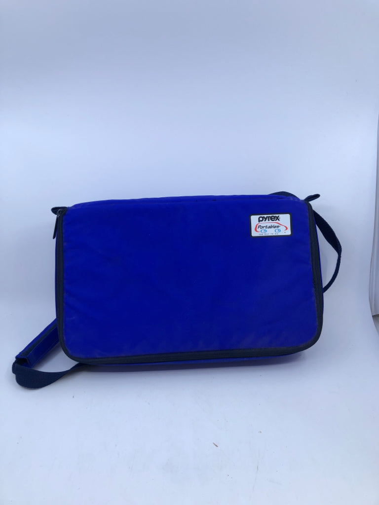 PYREX PORTABLES BAKING DISH IN CARRYING CASE.
