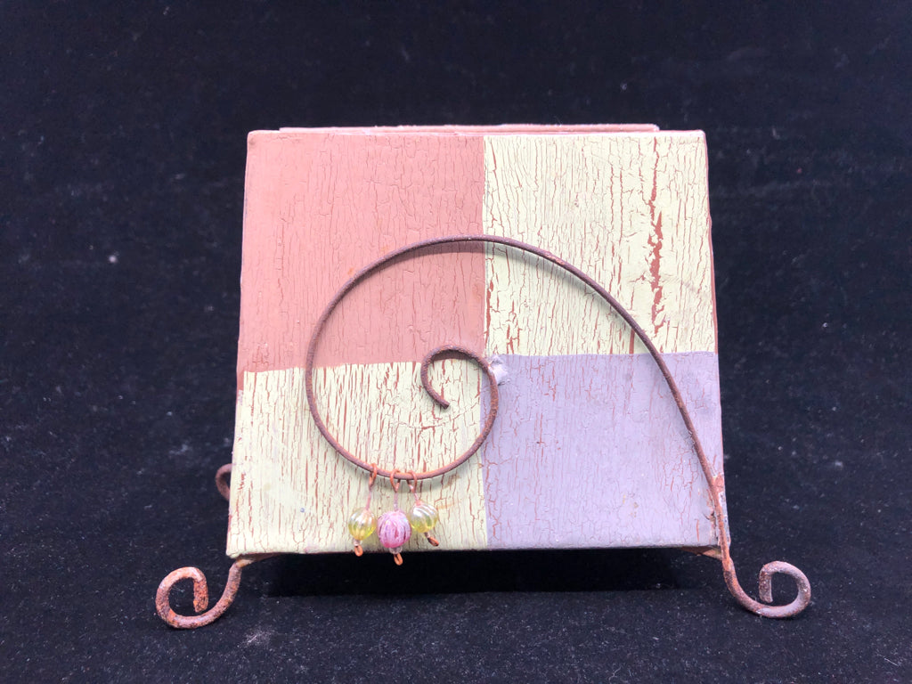 METAL PAINTED SQUARES NAPKIN HOLDER.