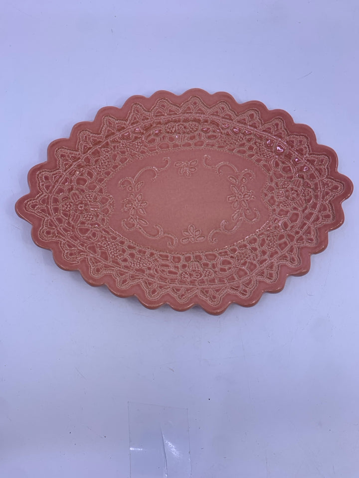 PINK LACE PATTERN OVAL PLATTER.