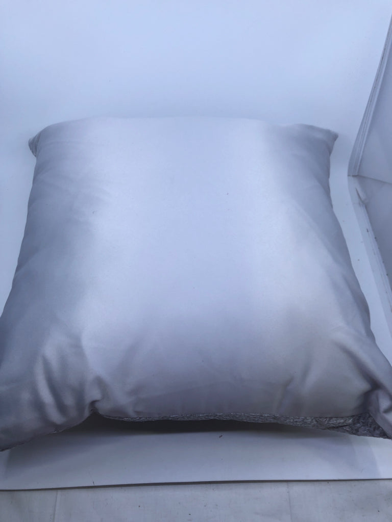 SILVER SQUARE PILLOW W/ LINES.