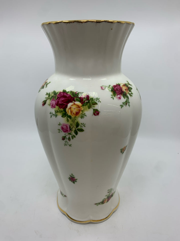 OLD COUNTRY ROSES ROYAL ALBERT VASE.