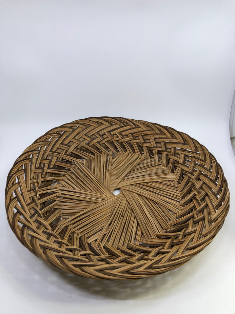 BRAIDED BASKET CENTERPIECE.