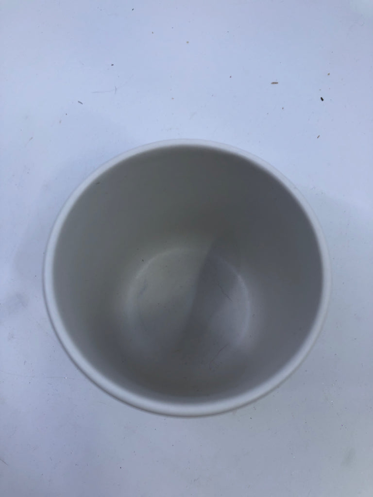 WHITE W GOLD DETAIL PENCIL CUP.
