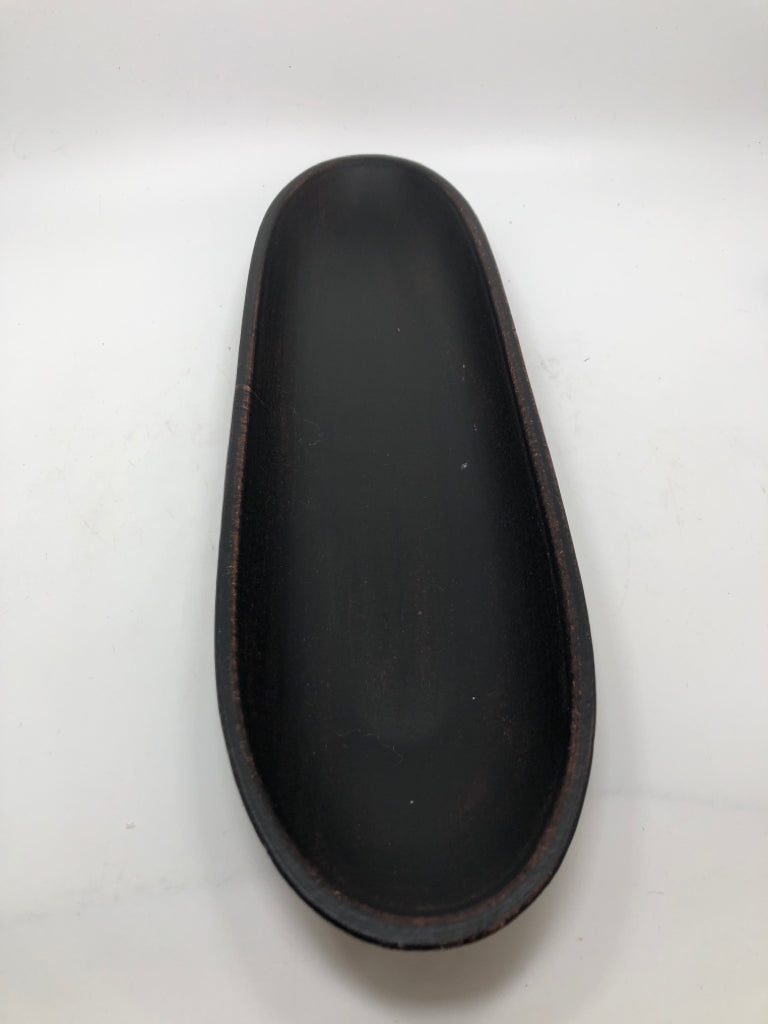 BLACK OVAL WOOD TRAY.