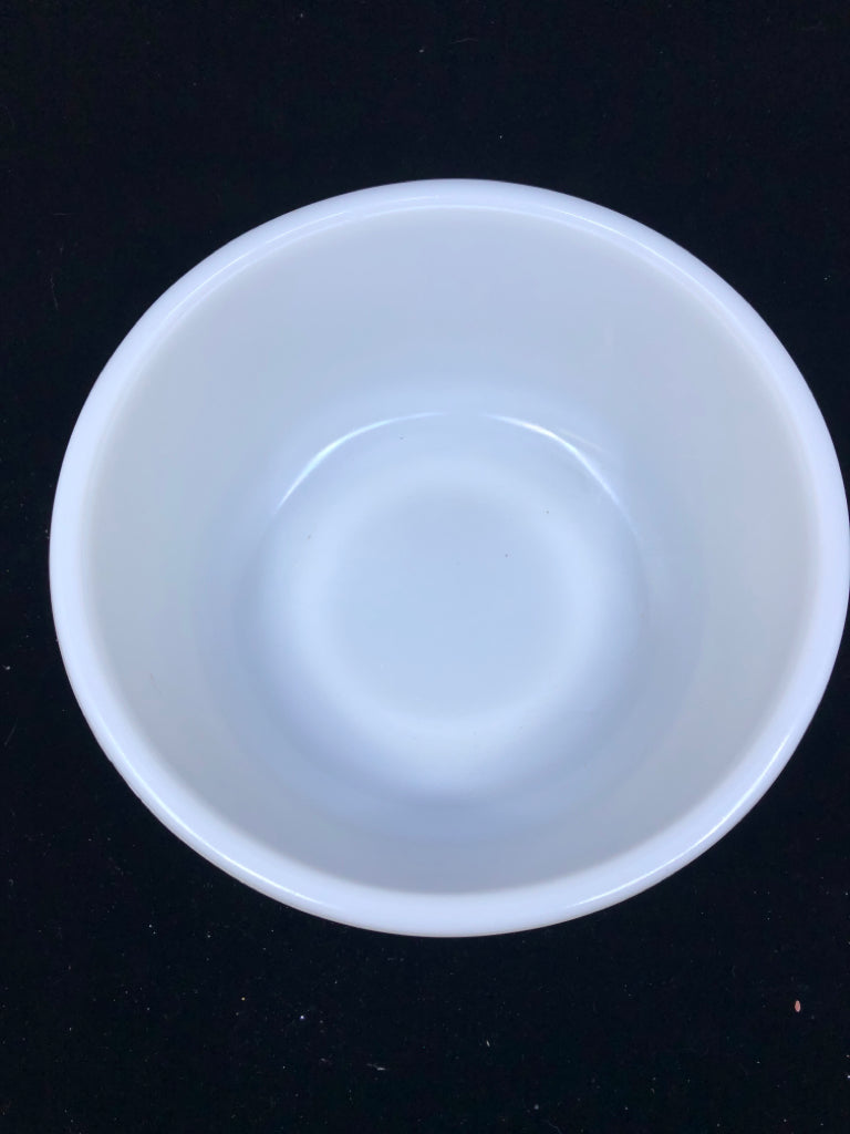 VTG PYREX WHITE RIBBED MIXING BOWL.