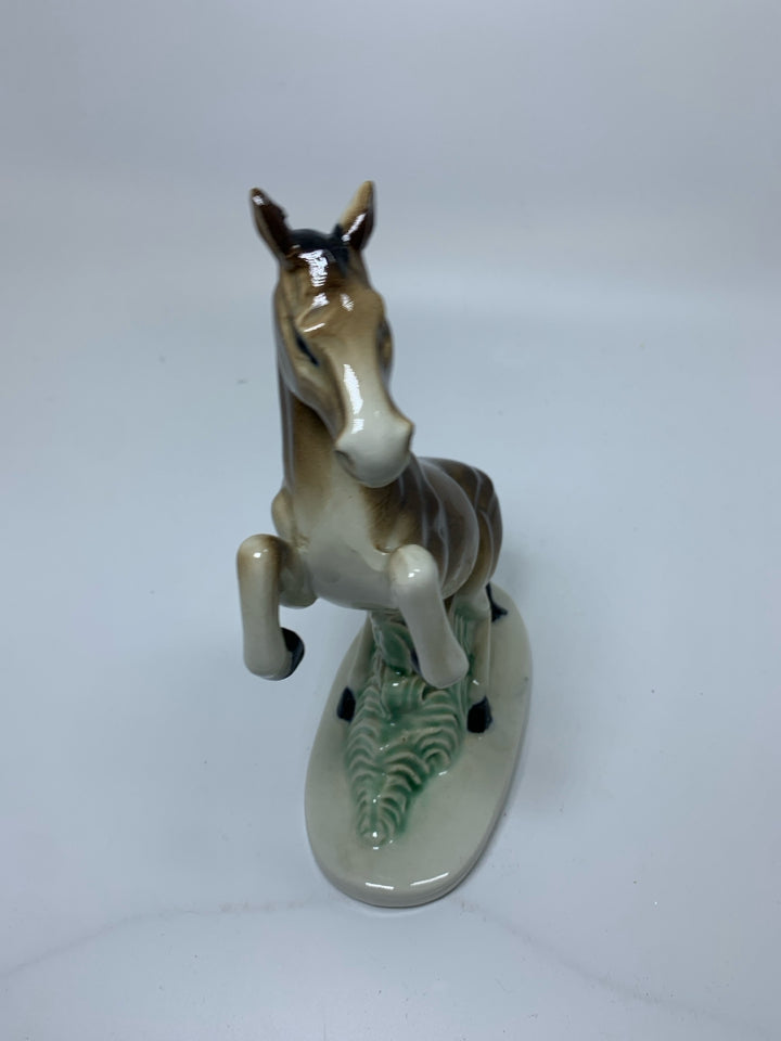 VTG HORSE STANDING UP ON BACK LEGS FERN FIGURINE.