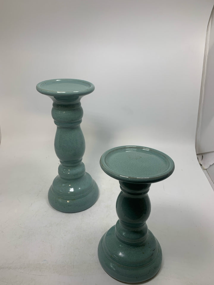 2 CERAMIC PILLAR CANDLE HOLDERS.