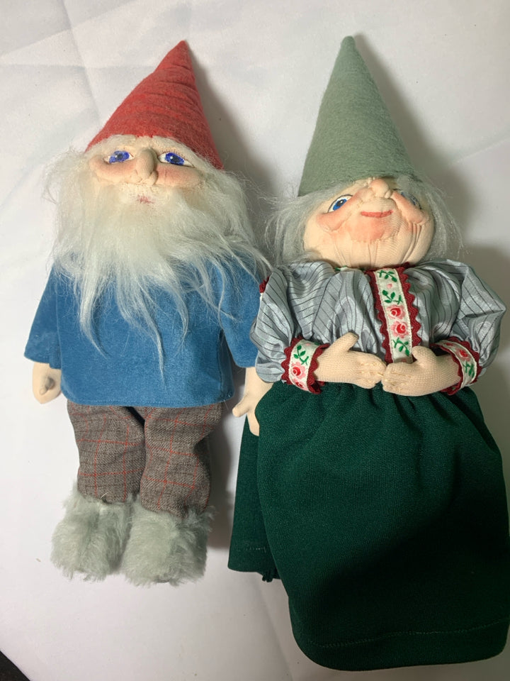 2pc MAN + WOMAN PLUSH GNOMES.