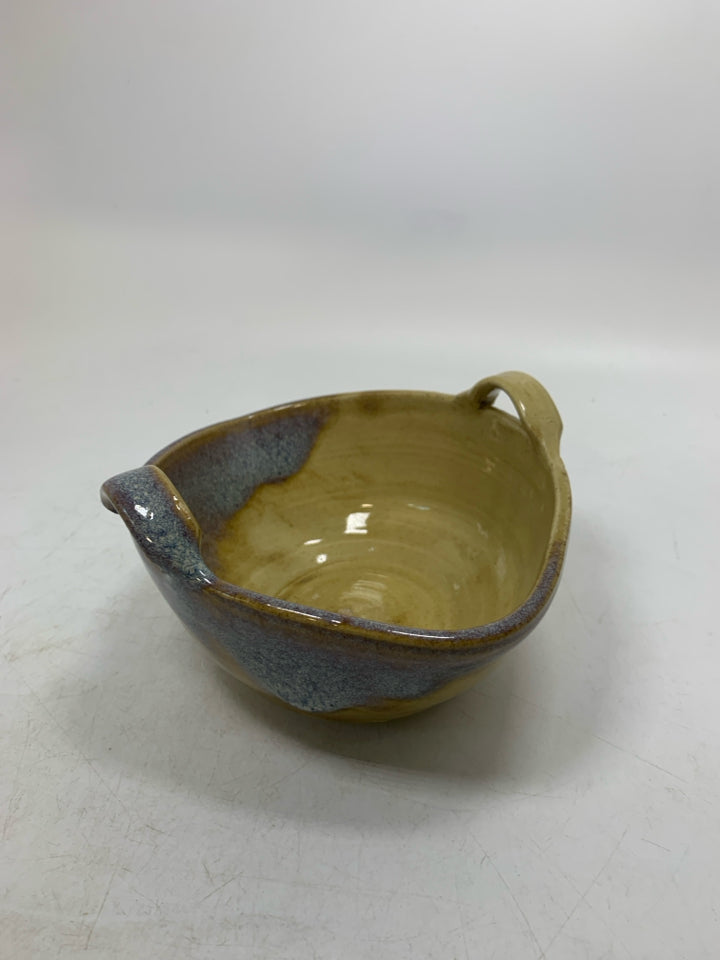 TAN W/ BLUE DETAILS BOWL W/ DOUBLE HANDLE.