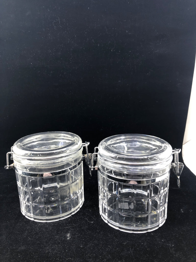 2 SQUARE PATTERN PLASTIC CANISTER.