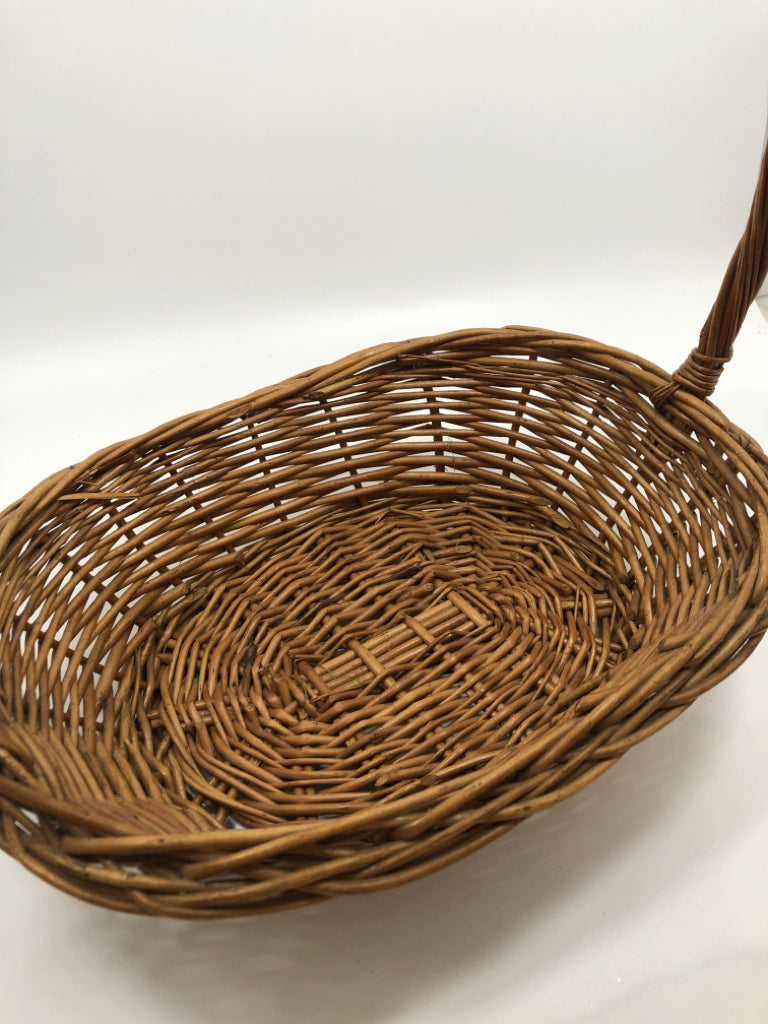 WICKER BASKET W/HANDLE.
