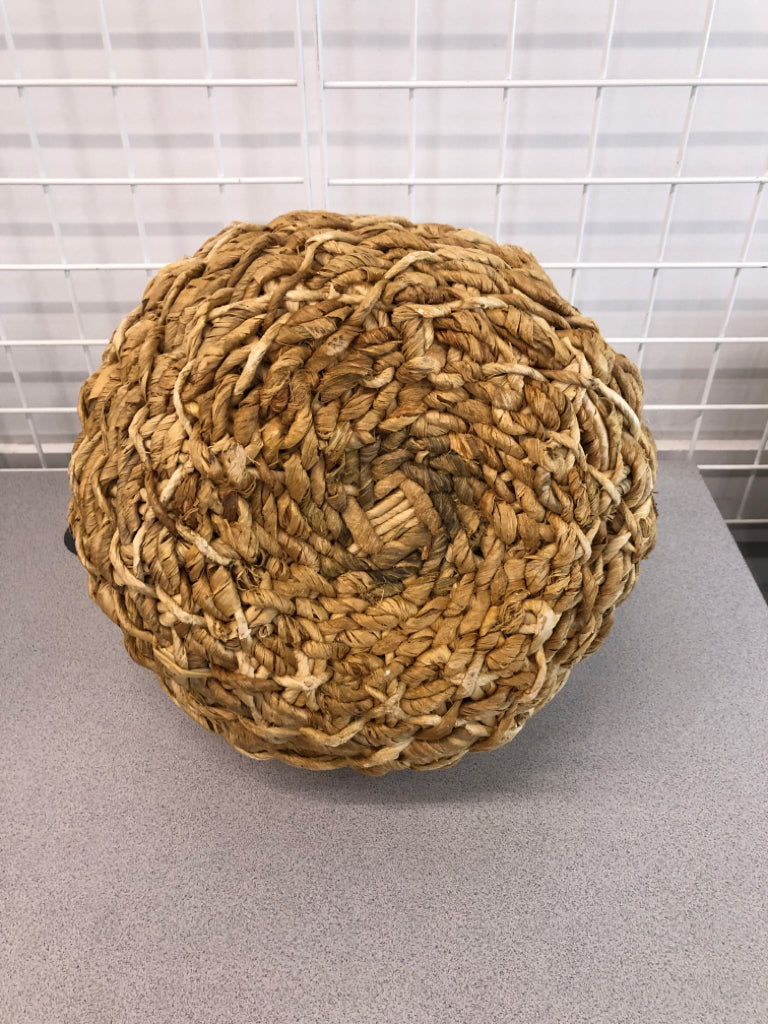 LG WICKER DECORATIVE VASE.