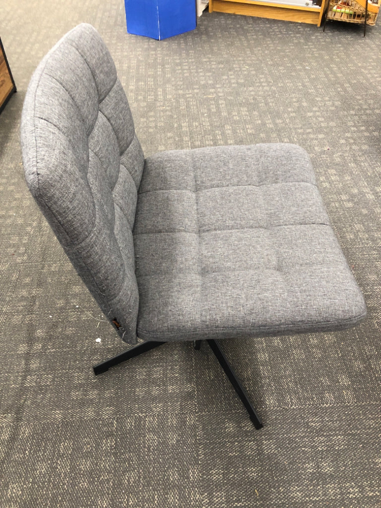 WIDE ARMLESS GREY FABRIC CHAIR.
