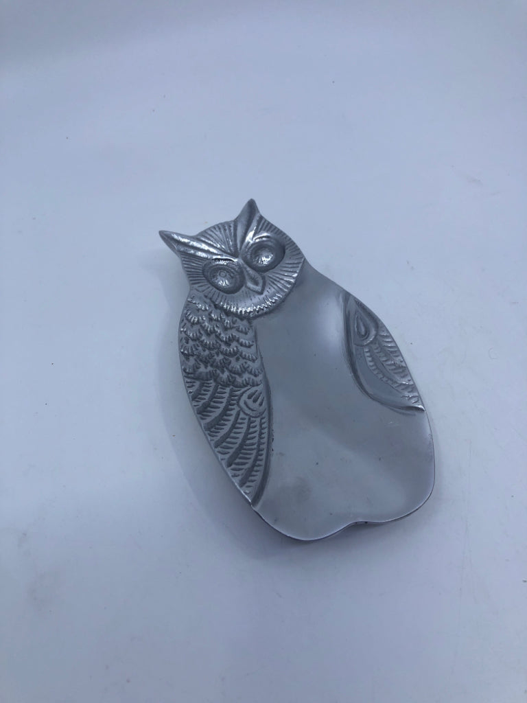 METAL OWL CATCH TRAY.