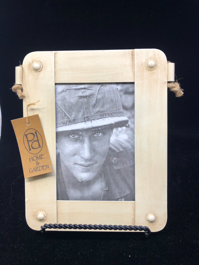 CREAM METAL PHOTO FRAME.
