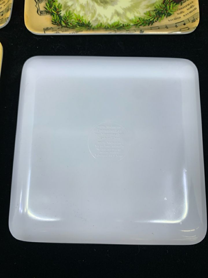 4 SANTA MELAMINE DESSERT PLATES.
