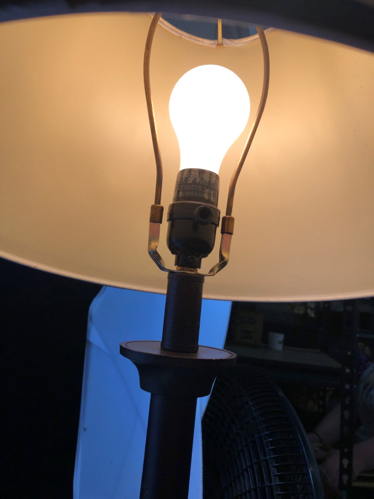 DARK BROWN LAMP W/CREAM & BLACK BORDER SHADE.
