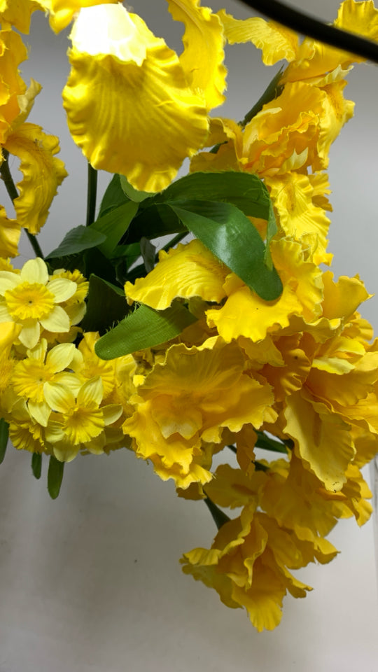 FAUX DAFFODIL BOUQUET.