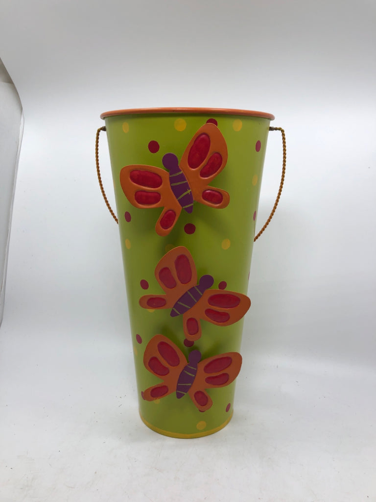 GREEN METAL WALL POCKET W/BUTTERFLIES.