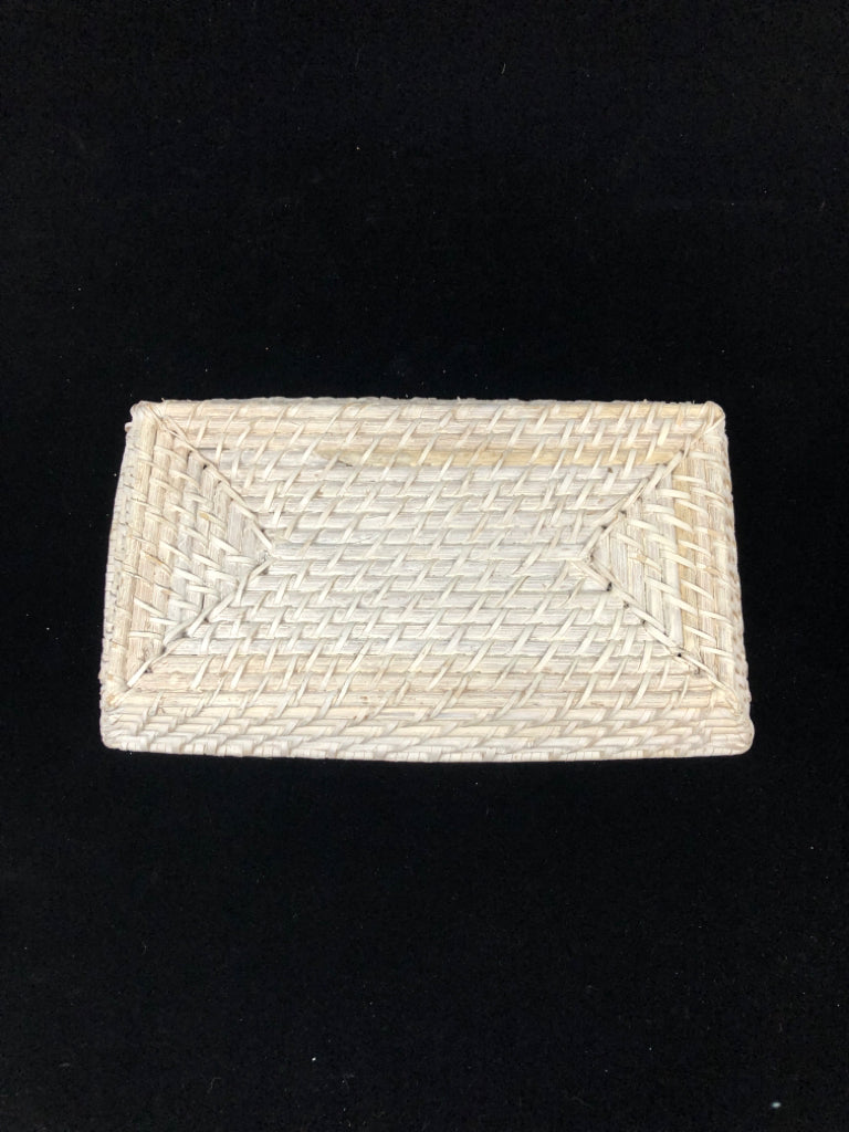 SHALLOW WHITE WICKER TRAY.