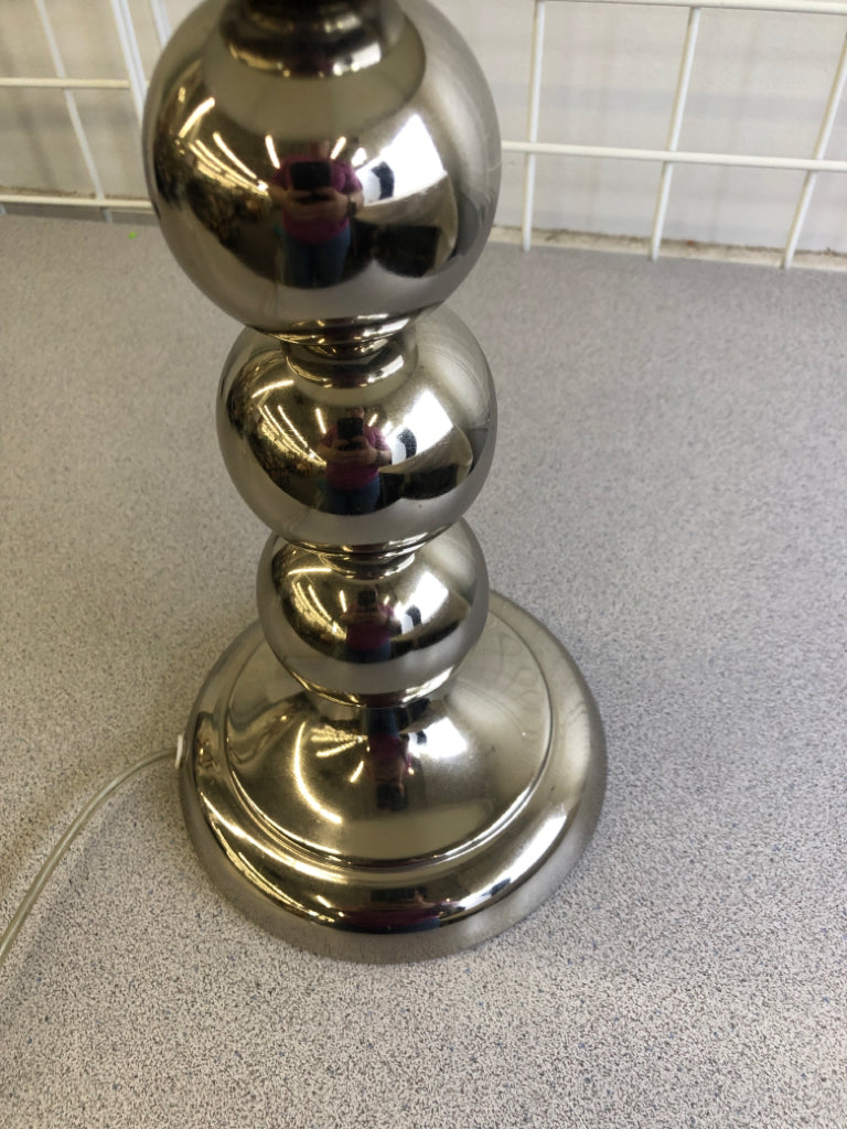 SILVER BALL BASE LAMP W/CREAM SHADE.