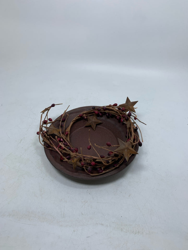 2 PC PRIMITIVE STYLE MARRON CANDLE PLATE W/ PIP BERRIES WREATH.