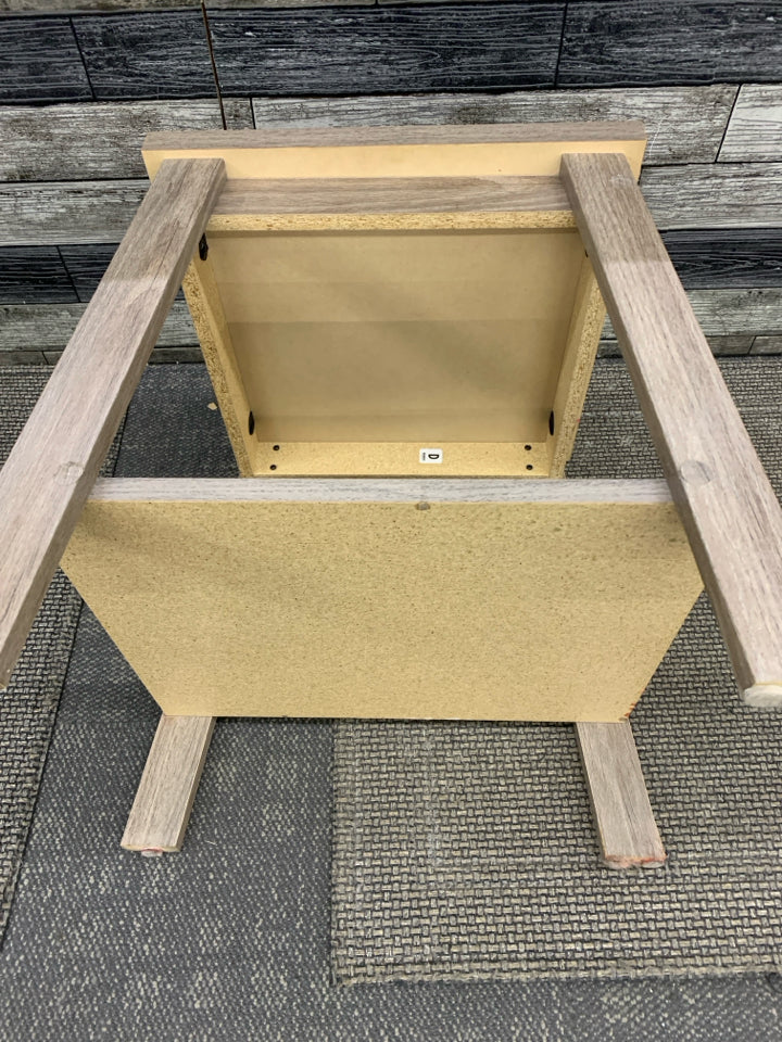 LIGHT BROWN WOOD GRAIN END TABLE.